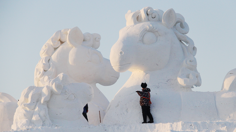 Une sculpture de neige de cheval de 10 mètres s'élève au Harbin Ice and Snow World