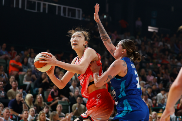 Han_Xu_brille_alors_que_Perth_Lynx_bat_Melbourne_Boomers_98_81