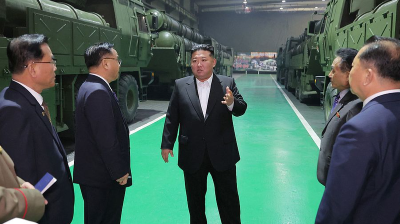 Le dirigeant de la RPDC, Kim Jong Un, visite une usine de munitions avec un nouveau système de fusées