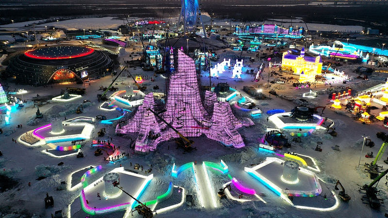 La tour du Harbin Ice and Snow World atteint son sommet pour la 27e édition video poster