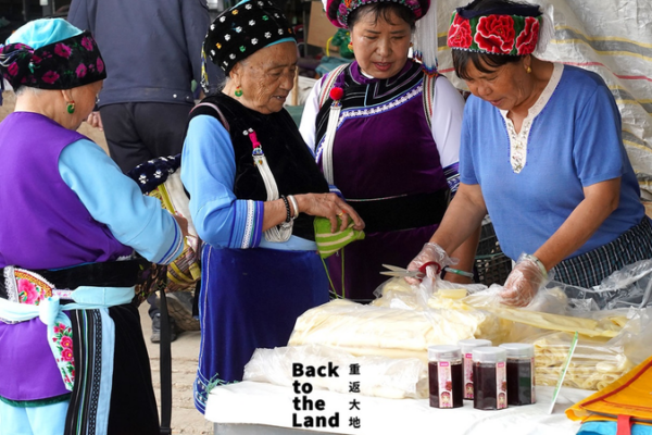 Lever de soleil à Dali : Un marché du matin vivant avec les traditions Bai