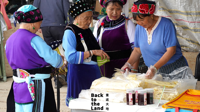 Lever de soleil à Dali : Un marché du matin vivant avec les traditions Bai