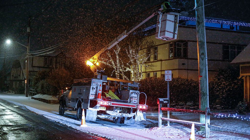 Fortes chutes de neige frappent NYC : Plus de 1 700 vols annulés video poster