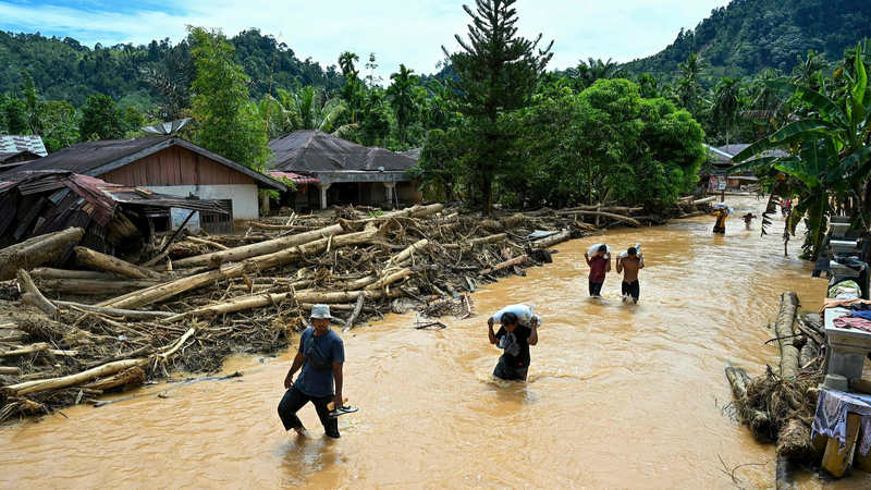Le bilan des inondations à Sumatra atteint 712 morts malgré les défis des secours