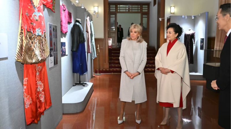 Peng Liyuan et Brigitte Macron partagent la scène au Théâtre d'Art Populaire de Pékin