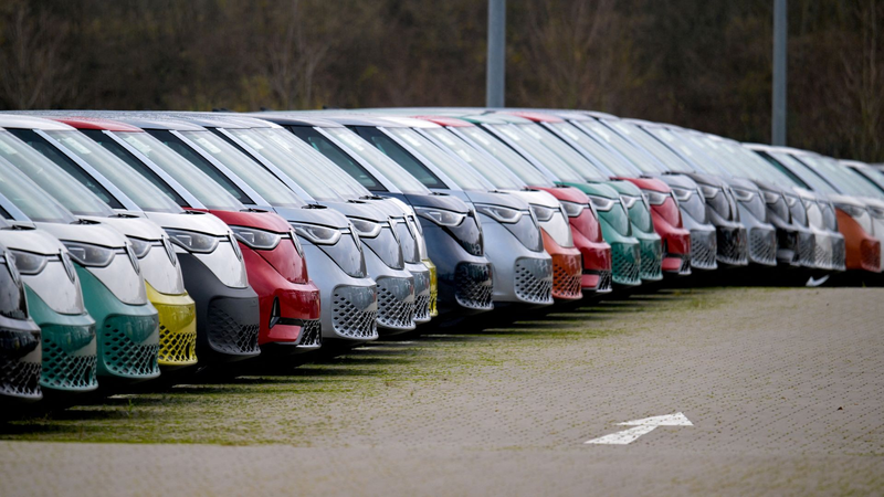 L_UE_renverse_l_interdiction_des_voitures_de_2035__les_hybrides_restent_en_course