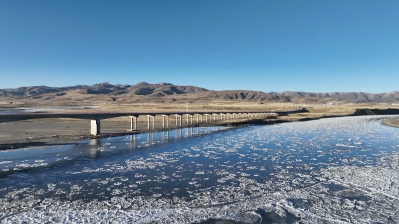 La_glace_flottante_transforme_le_fleuve_Jaune_en_une_toile_hivernale video poster