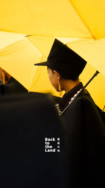 Le_rythme_vibrant_de_la_mode_Yi_dans_le_sud_ouest_de_la_Chine video poster