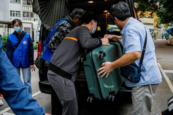 Le fonds de secours de Hong Kong atteint 422 millions de dollars après un incendie meurtrier video poster