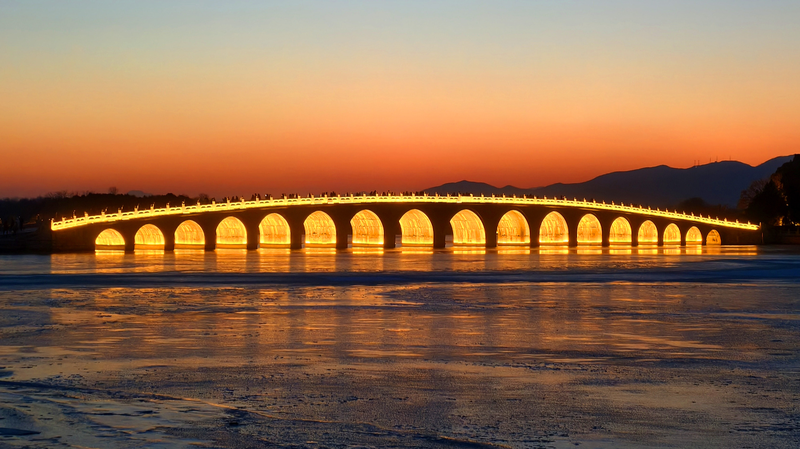 Symphonie dorée : Le pont aux dix-sept arches de Pékin au crépuscule