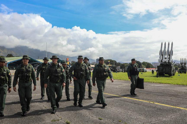 Le Venezuela prête serment à 5 600 soldats alors que les États-Unis renforcent leur présence militaire