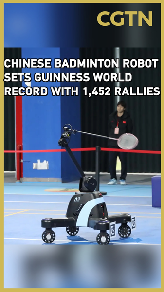 Un robot de badminton chinois bat le record mondial de 1 452 échanges video poster