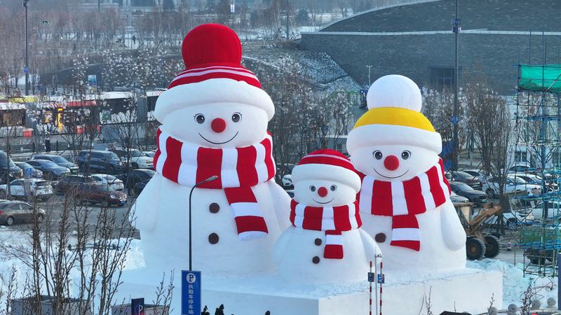 La famille de bonshommes de neige de conte de fées émerveille les foules à Harbin Ice-Snow World