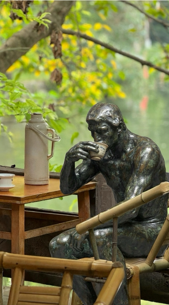 Le Penseur de Rodin trouve le zen avec le thé Gaiwan à Chengdu video poster