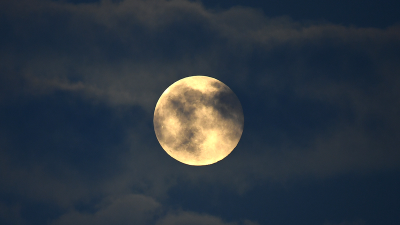 Ne manquez pas la dernière super lune de 2025 illuminant le ciel video poster