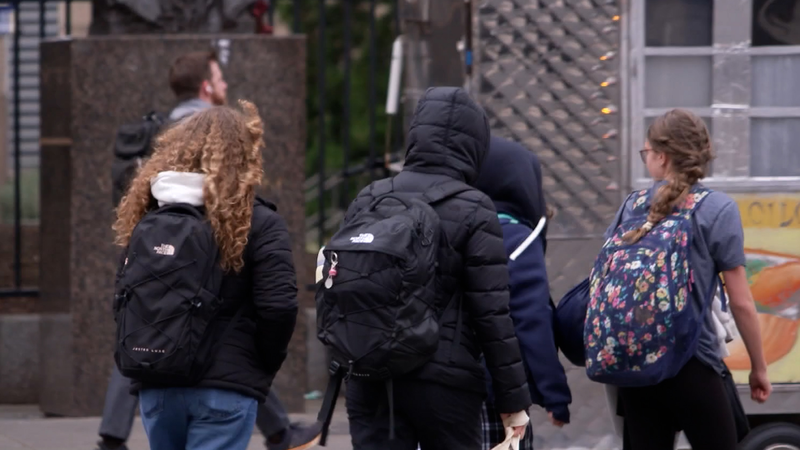 Les États-Unis voient moins d'étudiants internationaux en raison de la répression de l'immigration video poster