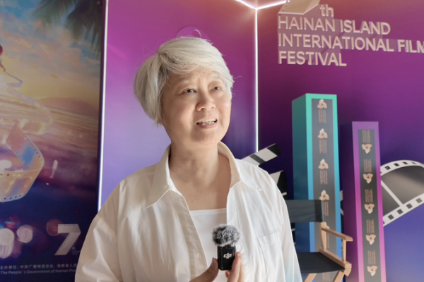 Relier_les_cultures___Wang_Yiyan_sur_les_docs_au_festival_de_Hainan_Island video poster