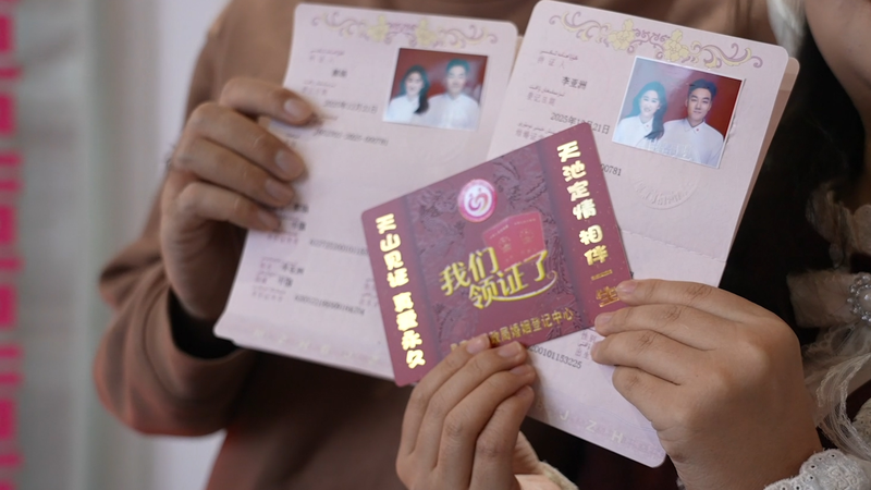 Romance_et_aventure_hivernales_au_lac_Tianchi_du_Xinjiang video poster