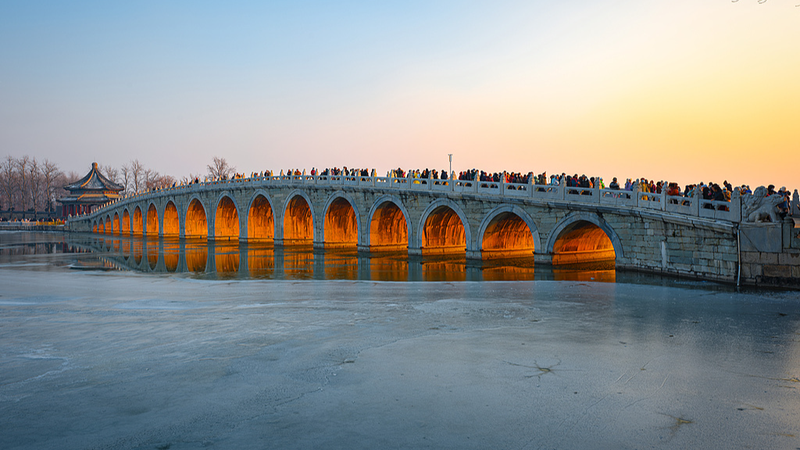 Magie du coucher de soleil : Pont aux Dix-sept Arches au Palais d'Été video poster