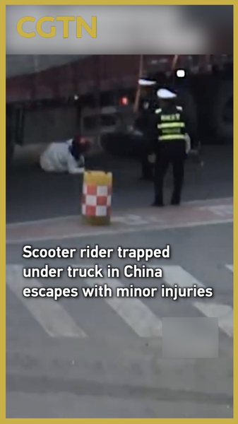 Conductrice de scooter piégée sous un camion à Anhui s'échappe avec des blessures légères video poster
