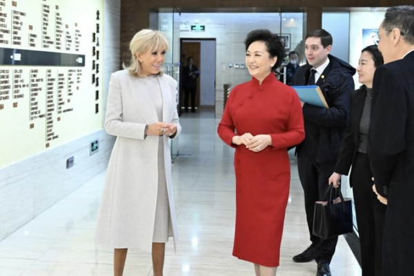 Peng Liyuan et Brigitte Macron visitent le Théâtre d'Art Populaire de Pékin video poster