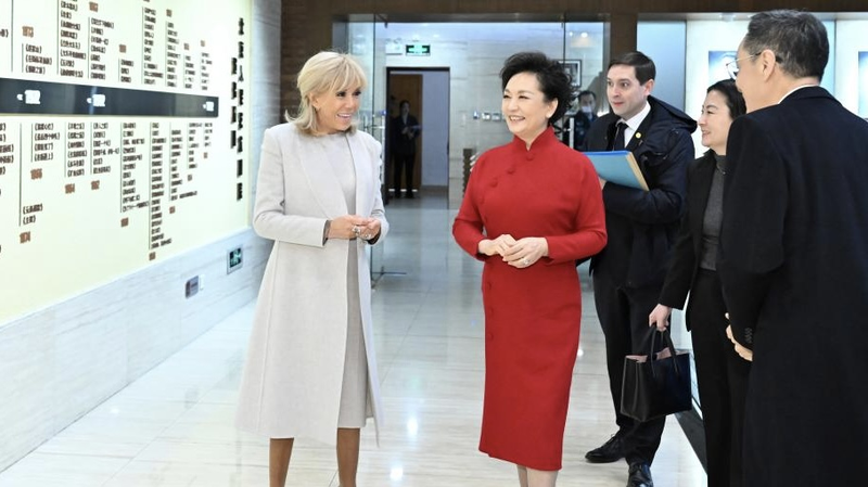 Peng Liyuan et Brigitte Macron visitent le Théâtre d'Art Populaire de Pékin video poster