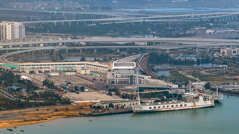 Le vlogueur américain voit les nouvelles règles douanières de Hainan stimuler les investissements étrangers video poster