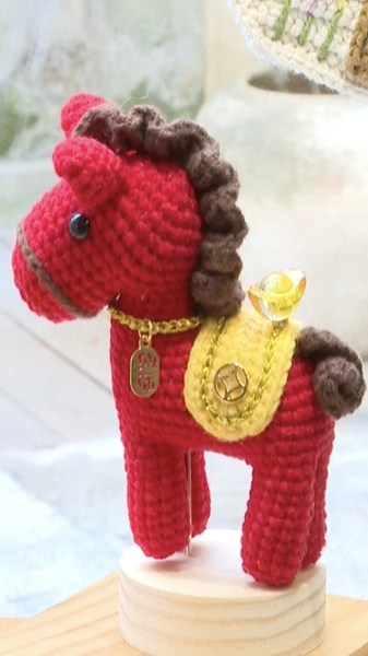 Des objets artisanaux sur le thème des chevaux galopent dans les festivités de 2026 en Chine video poster