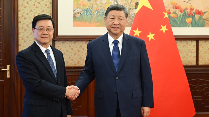 Xi Jinping rencontre le directeur général de Hong Kong, John Lee, à Pékin video poster