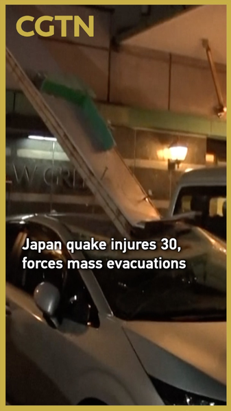 Tremblement de terre de magnitude 7,5 au Japon blesse 30 personnes et force 100 000 à évacuer video poster