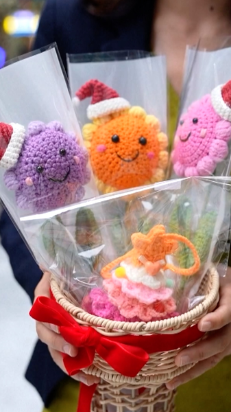 La foire des vacances de Hong Kong transforme des stands éco-responsables en aide pour les victimes d'incendies video poster