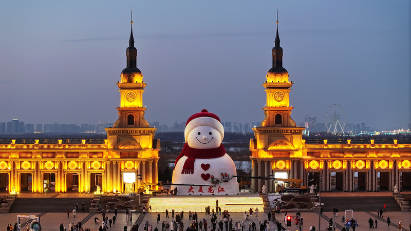 Harbin dévoile un géant bonhomme de neige de 19 m alors que le tourisme hivernal démarre