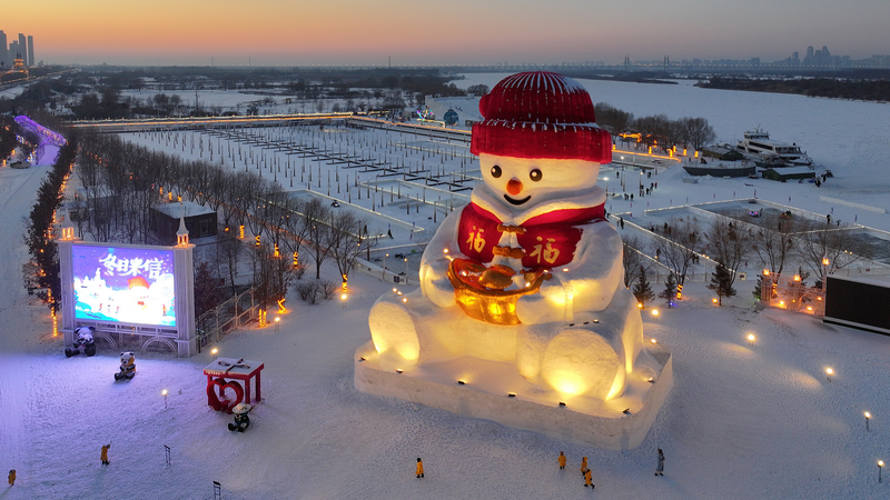 Le bonhomme de neige « Fuwa » de 26 m à Harbin apporte des vœux chaleureux d'hiver