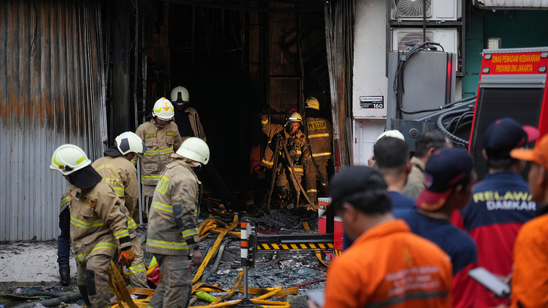 Incendie massif dans un immeuble de bureaux de 7 étages à Jakarta éteint video poster
