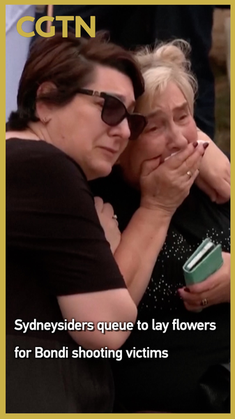 La plage de Bondi à Sydney pleure les victimes de la fusillade mortelle de Hanoucca video poster