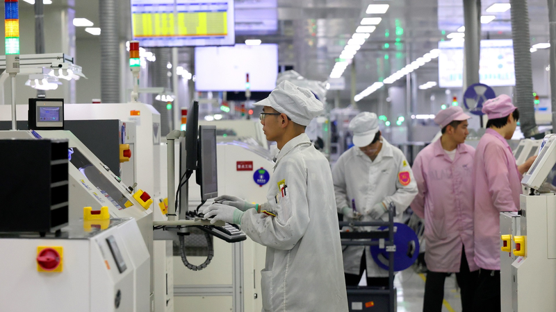 Xi Jinping rend hommage aux travailleurs acharnés dans son message du Nouvel An 2026 video poster