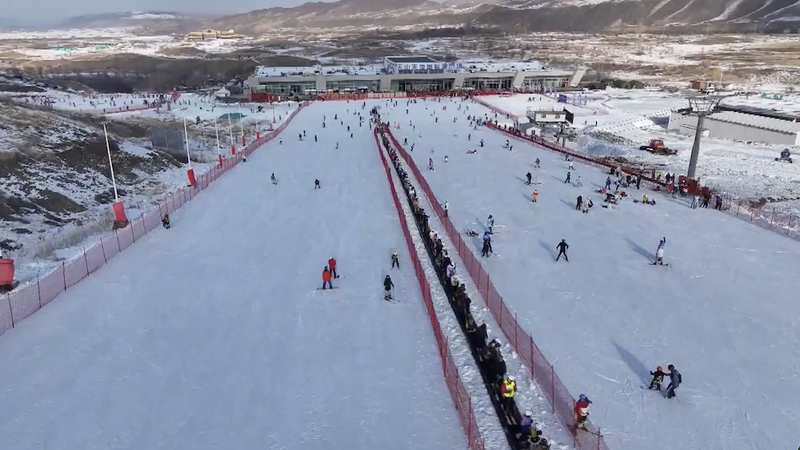 Le tourisme hivernal de la Chine dépasse celui de la Suisse : le Xinjiang vole la vedette video poster