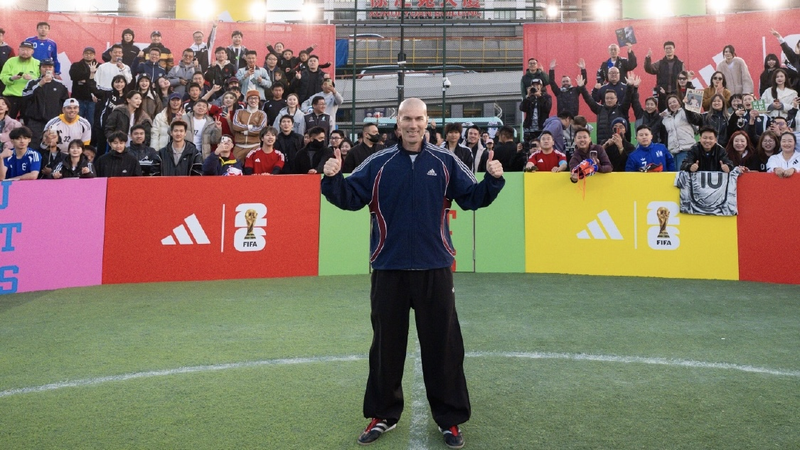 Zidane_en_Chine___Cours_magistral_de_football_et_aventures_culturelles video poster
