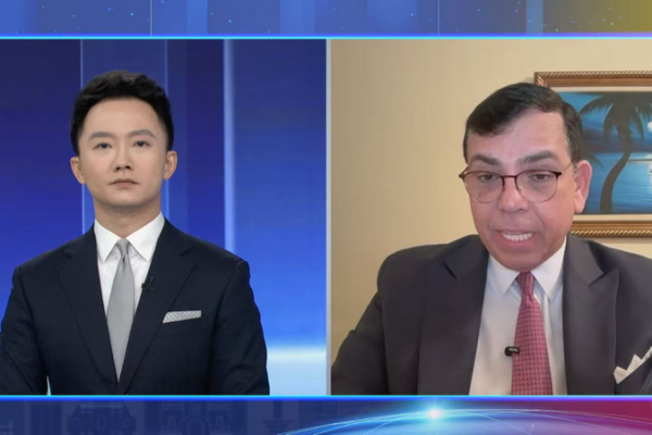 Les États-Unis exploitent le pétrole vénézuélien : première vente de 500 millions de dollars et blocus se resserre video poster