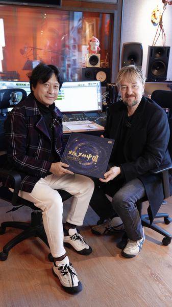 Comment une chanson virale de Londres a conduit à une amitié à Pékin video poster