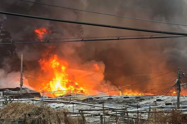 Incendie éclate dans le village de Guryong, 47 résidents évacués video poster
