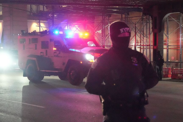 Des frappes américaines à Caracas tuent 40 personnes; Maduro capturé video poster