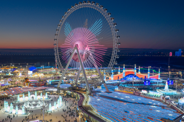 À l'intérieur du Monde de la glace et de la neige de Harbin : le plus grand parc d'hiver du monde video poster