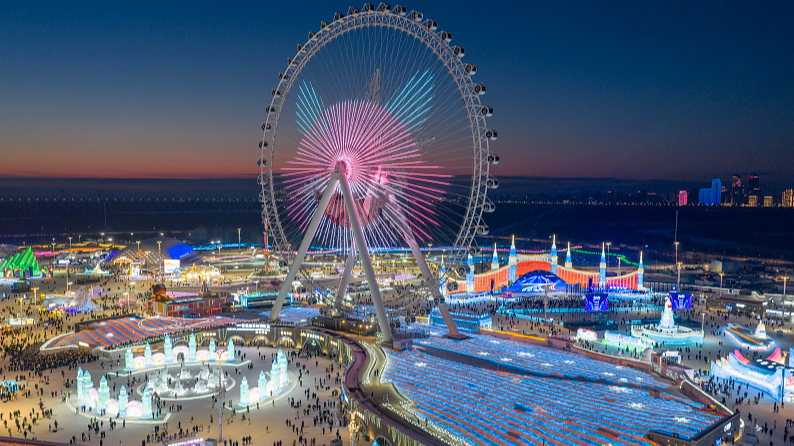 À l'intérieur du Monde de la glace et de la neige de Harbin : le plus grand parc d'hiver du monde video poster