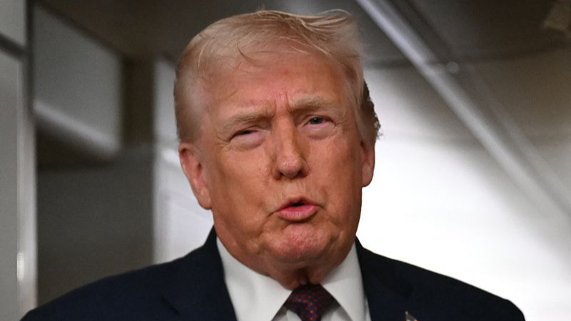 Trump impose un tarif douanier de 25 % aux pays commerçant avec l'Iran