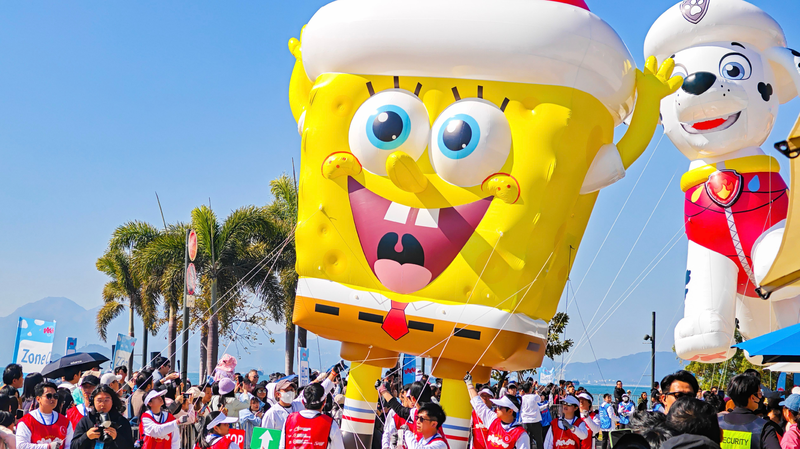 Parade de Ballons Joyeux et Gonflables Géants Éclairent Hong Kong