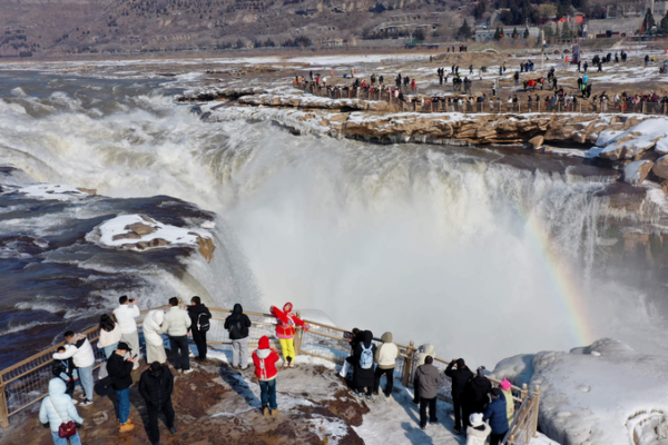 La chute de neige du Nouvel An transforme la cascade de Hukou en spectacle glacé