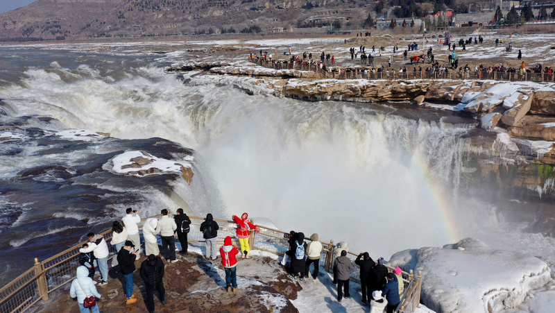 La chute de neige du Nouvel An transforme la cascade de Hukou en spectacle glacé