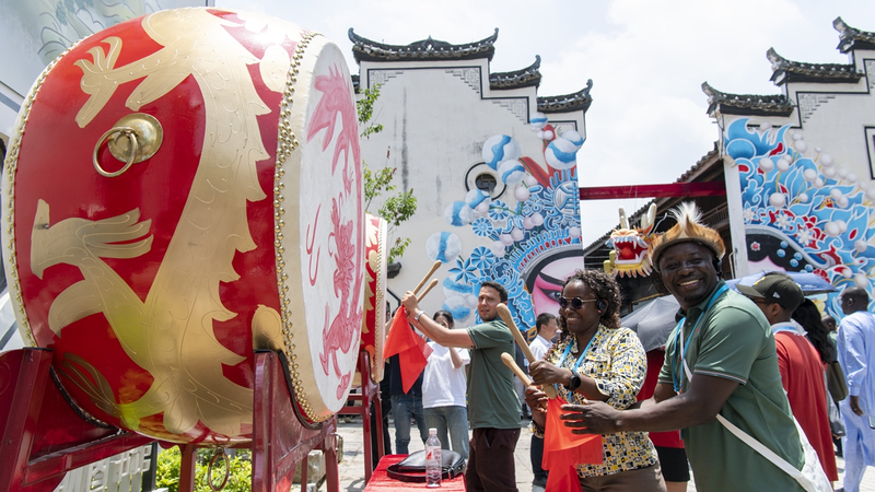 Les gens avant les projets : Wang Yi lance l'année des échanges Chine-Afrique