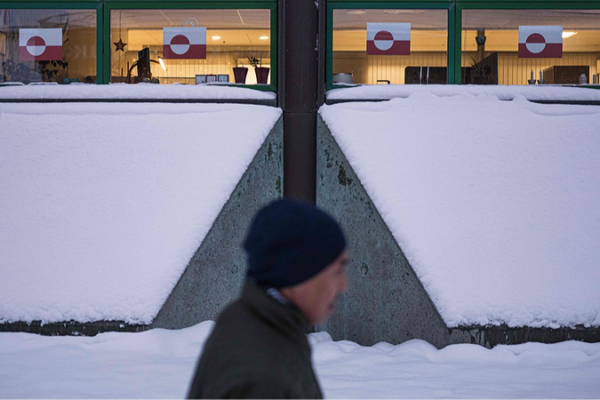 L'UE appelle au calme alors que Trump plante le drapeau américain sur le Groenland